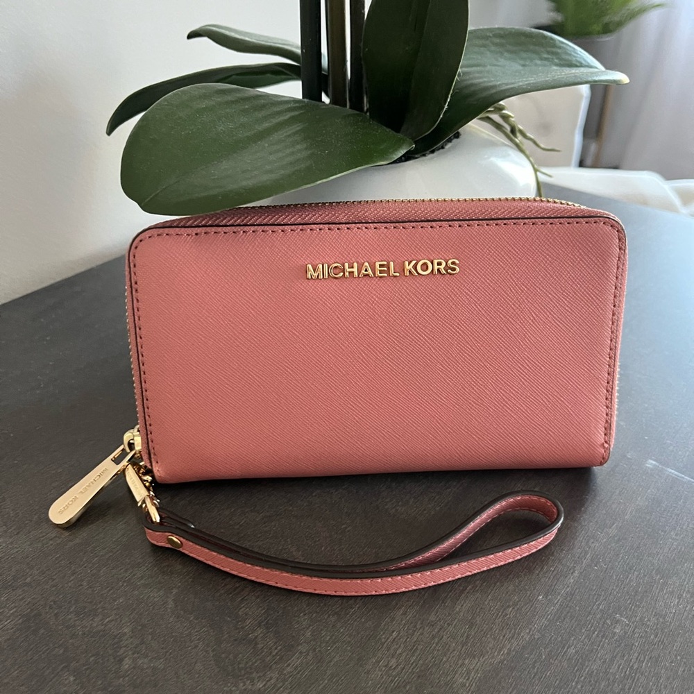Micheal kors pink wallet